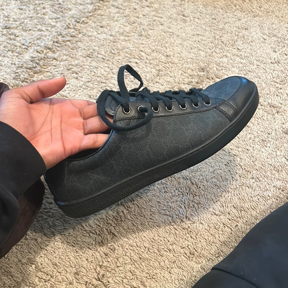 Black Low Top Gucci . Size: Men 9
